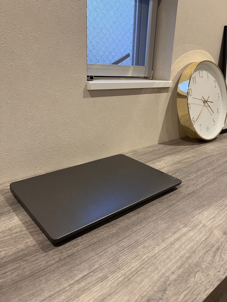 木のカウンターに置いたままのノートパソコン