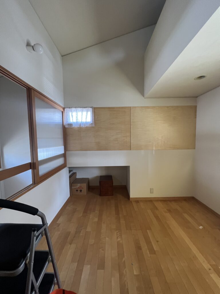 木枠の窓と押入れが残る、リノベ前のままの部屋