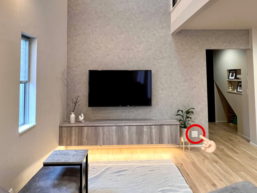 吹き抜けのテレビ面。赤い丸が使っていないコンセントの位置